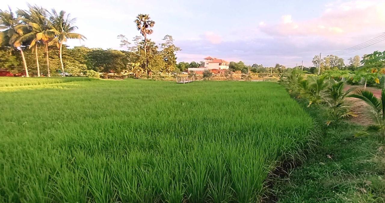 Bua Daeng Homestay Resort Kumphawapi Exterior foto