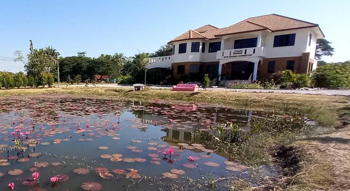 Bua Daeng Homestay Resort Kumphawapi Exterior foto