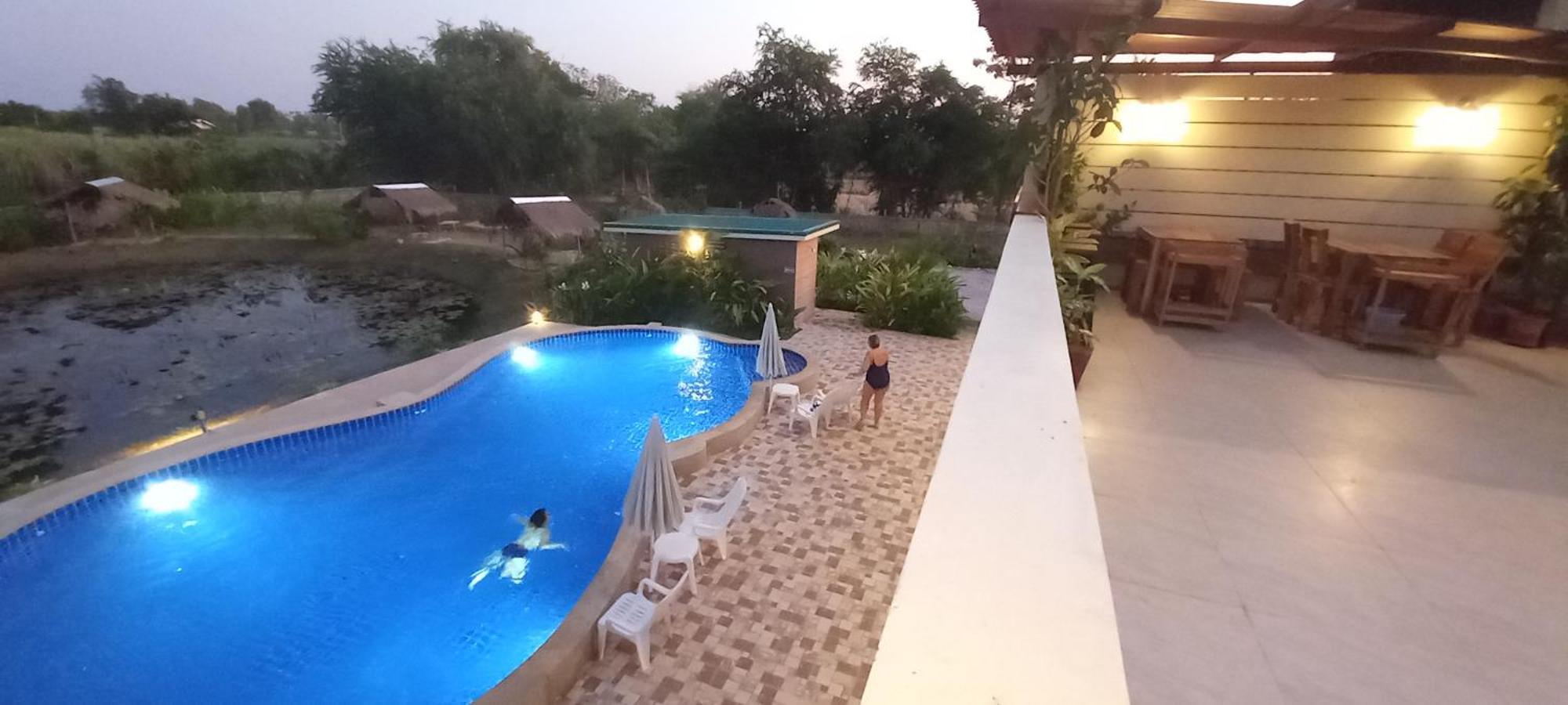 Bua Daeng Homestay Resort Kumphawapi Exterior foto