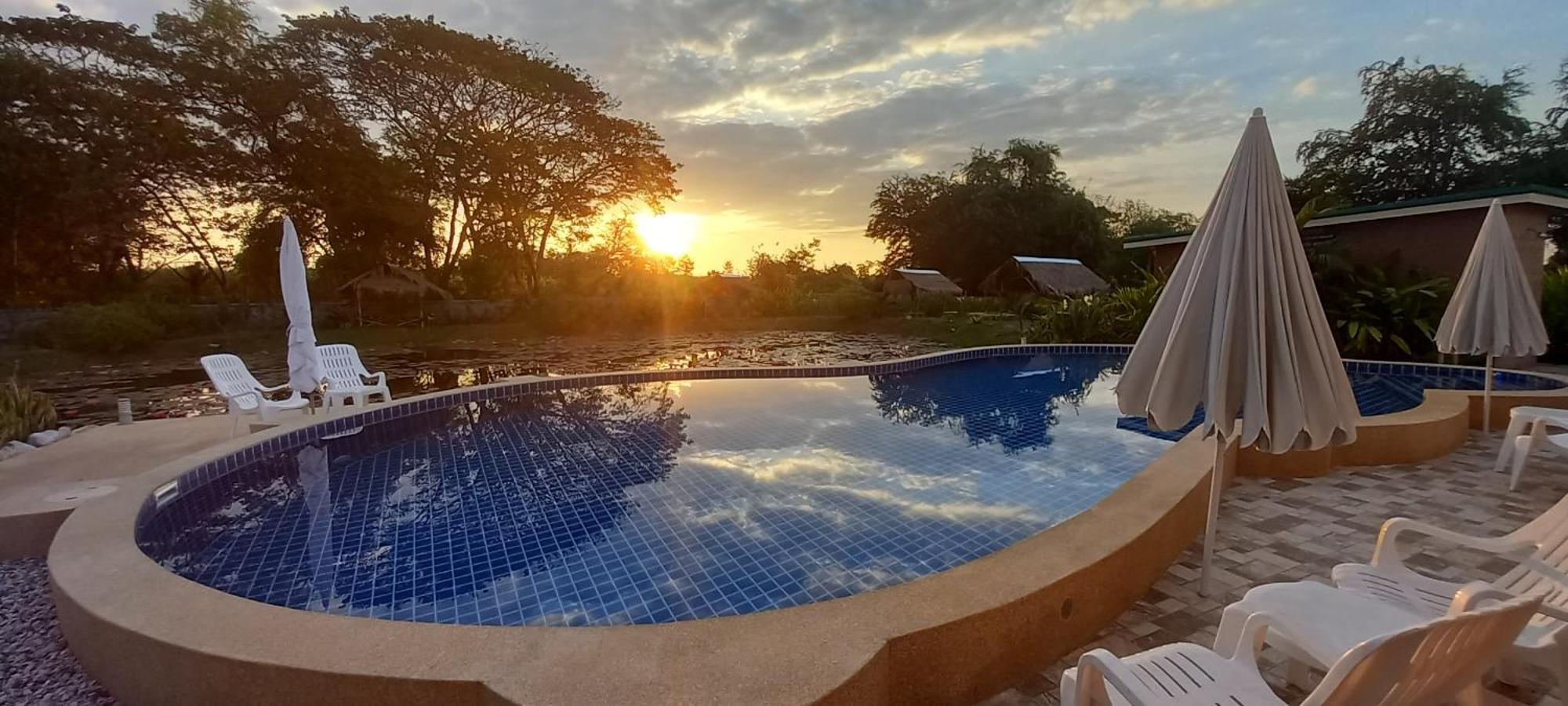 Bua Daeng Homestay Resort Kumphawapi Exterior foto