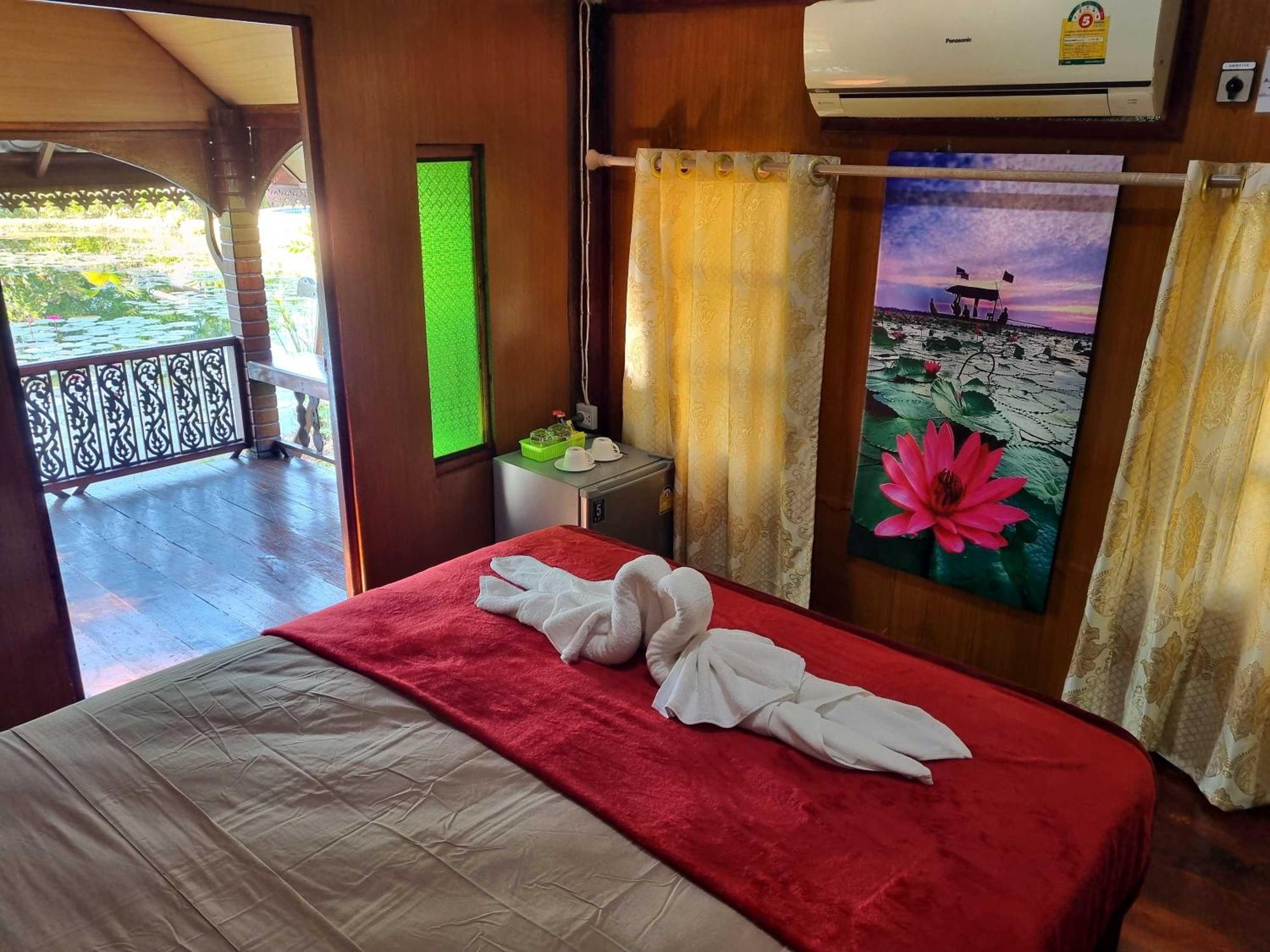 Bua Daeng Homestay Resort Kumphawapi Exterior foto