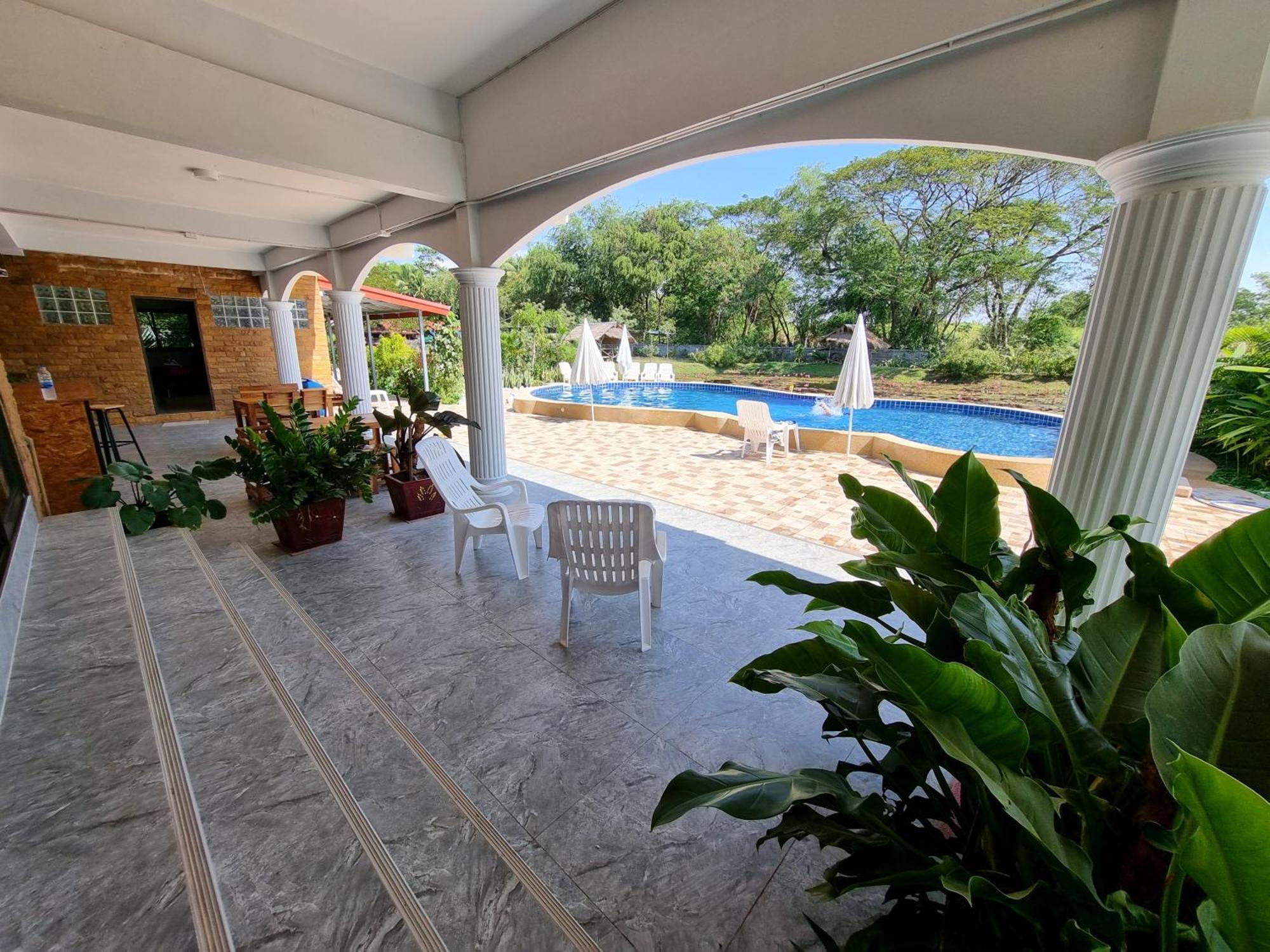 Bua Daeng Homestay Resort Kumphawapi Exterior foto