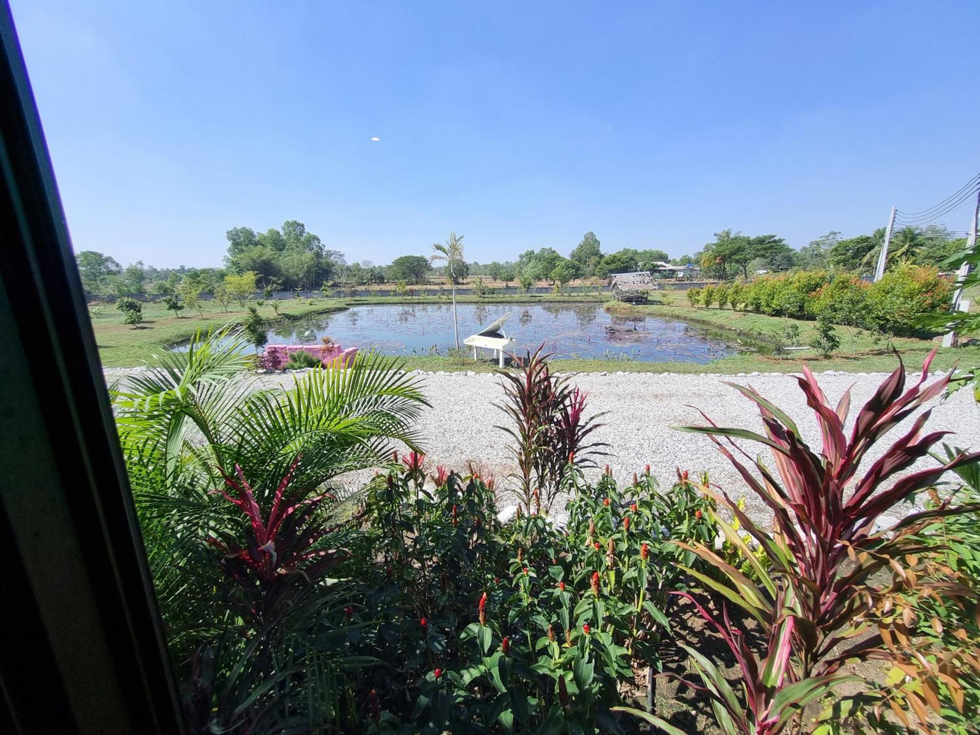 Bua Daeng Homestay Resort Kumphawapi Exterior foto